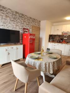 - un salon avec une table et un réfrigérateur rouge dans l'établissement Lili Azur beach appaartment, à Varna
