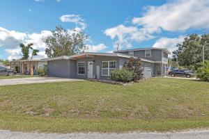 a house with a large yard at Amazing 'Hot Tub' Home Minutes To Hospitals & Beaches in Palmetto