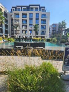 un grand bâtiment avec une piscine devant dans l'établissement Lili Azur beach appaartment, à Varna