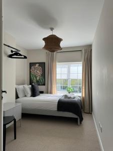 une chambre avec un grand lit et une fenêtre dans l'établissement Stylish countryside 4bed cottage - Kingsey, à Kingsey