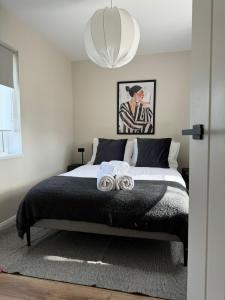 une chambre avec un lit avec deux serviettes dessus dans l'établissement Stylish countryside 4bed cottage - Kingsey, à Kingsey