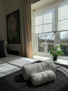 une chambre avec un lit avec une grande fenêtre dans l'établissement Stylish countryside 4bed cottage - Kingsey, à Kingsey 69 autres photos