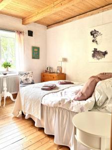 Postel nebo postele na pokoji v ubytování Rävåkra B&B Österlen
