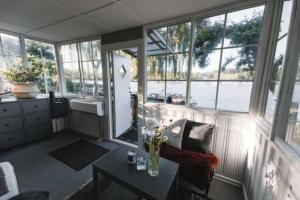 Foto sihtkohas Solna asuva majutusasutuse Serene lakeside cabin next to the sea just 10 minutes from Stockholm city galeriist