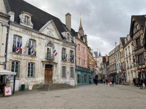una calle de la ciudad con edificios y gente caminando por ahí en Le Philibert Roux, en Auxerre