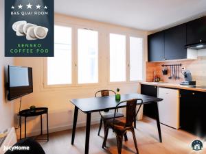 a kitchen with a table and chairs in a room at Le 44 Saint-Louis in Boulogne-sur-Mer