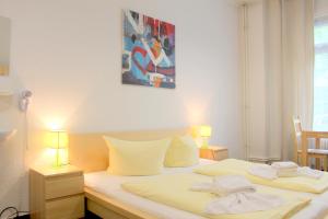 Un pat sau paturi într-o cameră la Pension Central Hostel Berlin
