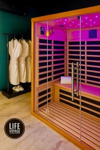 a room with a closet with a shower and a room withadobeadobeadobeadobe at LIFE VOYAGE & SPA - Strasbourg's City Center Luxury Experience in Strasbourg
