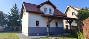 mały domek z dachem w obiekcie Domek Olivia Wilkasy, Mazury w mieście Wilkasy