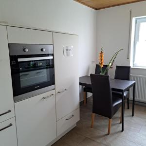 Kuchyň nebo kuchyňský kout v ubytování 2 Zimmer Wohnung