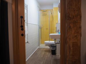 Ένα μπάνιο στο Apartamento turístico HostelpuntoB +10 φωτογραφίες