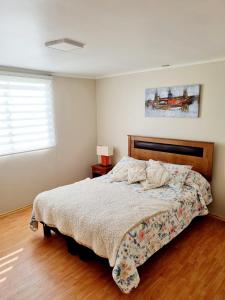 a bedroom with a bed and a window at Casa 2 pisos Nueva Rinconada el Sauce House in Coquimbo