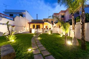 a house with a garden with lights in the yard at Le Radici in Uggiano la Chiesa
