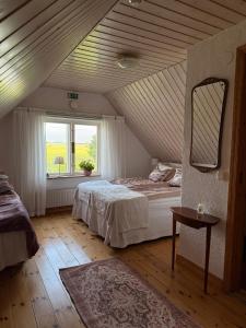 Postel nebo postele na pokoji v ubytování Rävåkra B&B Österlen