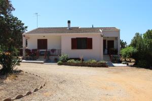 a white house with a dirt road in front of it at Casa Baratz in Santa Maria la Palma