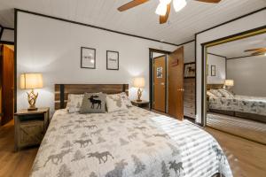 ein Schlafzimmer mit einem großen Bett und einem Spiegel in der Unterkunft Entire Cabin, Walk to Ski Slopes, Hot Tub, Pet Friendly, Fast WiFi, 2 Parking, 2 Fireplace, Wash & Dryer, Fenced, Fire Pit, BBQ, Hike, Golf, Zoo in Big Bear Lake