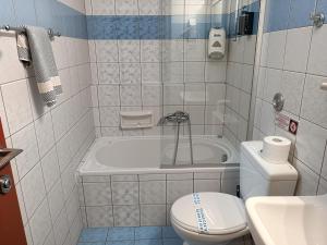 Un baño de City Life Port Hotel