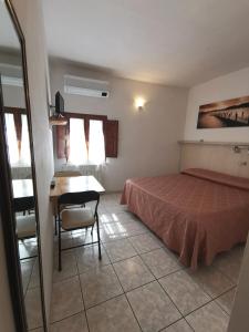 Postel nebo postele na pokoji v ubytování Camere la torre