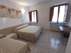 Postel nebo postele na pokoji v ubytování Camere la torre