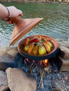 eine Pfanne mit Essen auf einem Feuer in der Unterkunft Belgium Camp & Rooms jbilat Marrakesh 