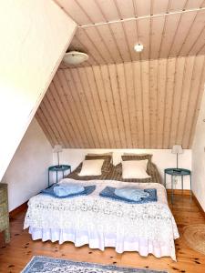 Postel nebo postele na pokoji v ubytování Rävåkra B&B Österlen