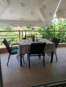 AVELLANA LUXURY SUITES tesisinde bir balkon veya teras