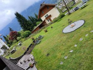 Taman di luar Pension & Apartments Weissbriach
