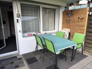 Balkón nebo terasa v ubytování Ferienwohnung Sonnenseite Brienz