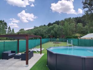 una piscina in un cortile con una recinzione di Casa Rural La Puerta Del Río Lobos a San Leonardo de Yagüe