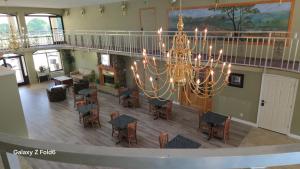 una vista aérea de un comedor con una lámpara de araña en Americana Inn - Henderson, en Henderson