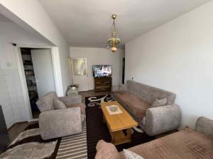 Χώρος καθιστικού στο 2BR apartment in Mitrovica