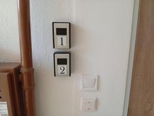 una parete con quattro interruttori elettrici su una parete di Apartment - 3-room apartment 7 guests a Prešov