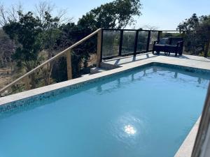 Bazén v ubytování Lush Coastline Villa with Swim out Pool nebo v jeho okolí