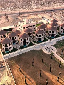 una vista aérea de un edificio en el desierto en Dana Beach Resort, en Al Sharqiyah
