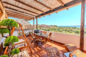 Appartamento dotato di balcone con tavolo e sedie. di Seaview vibes - Sardinia style a Olbia