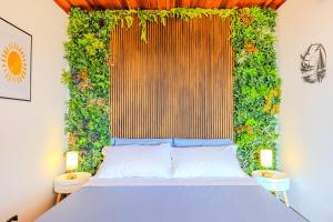 una camera da letto con un letto con una parete verde di Seaview vibes - Sardinia style a Olbia