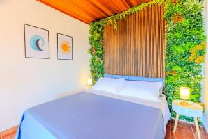 una camera da letto con un letto con una parete verde di Seaview vibes - Sardinia style a Olbia