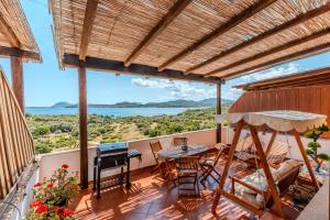 un balcone con tavolo e sedie e vista sull'oceano di Seaview vibes - Sardinia style a Olbia