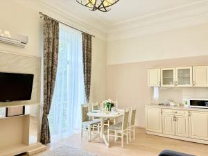 a kitchen and dining room with a table and chairs at Kharkiv Prime Center Apartmens on Sumska 46 in Kharkiv