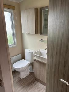 Bilik mandi di 2 Bed, 2 Bathroom, modern Caravan with Sea views! +12 gambar