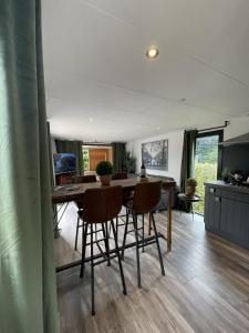 a kitchen and dining room with a table and chairs at 6 Guest 3 BDR - Cozy Chalets VIP - Veluwe ijsvogel in Voorthuizen