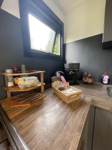 a kitchen with a wooden counter top with a window at 6 Guest 3 BDR - Cozy Chalets VIP - Veluwe ijsvogel in Voorthuizen