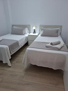 zwei nebeneinander stehende Betten in einem Schlafzimmer in der Unterkunft La Casita del Tío in Santa Pola + 59 Fotos