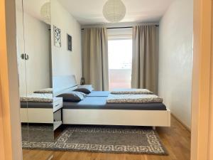 Posteľ alebo postele v izbe v ubytovaní 2 BR apartment next to metro U1 and Garage Parking