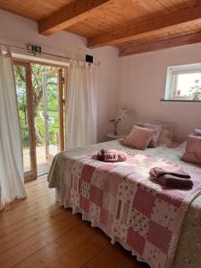 Postel nebo postele na pokoji v ubytování Rävåkra B&B Österlen + 31 fotografií