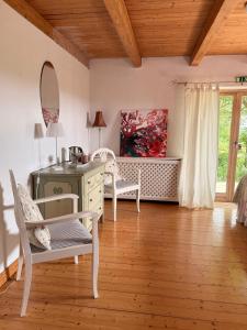 Posezení v ubytování Rävåkra B&B Österlen
