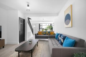 Posezení v ubytování Stylish 2 Bedroom Serviced House in Slough