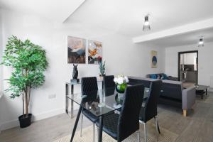 Posezení v ubytování Stylish 2 Bedroom Serviced House in Slough