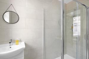 Koupelna v ubytování Stylish 2 Bedroom Serviced House in Slough + 27 fotografií