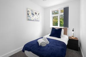 Postel nebo postele na pokoji v ubytování Stylish 2 Bedroom Serviced House in Slough